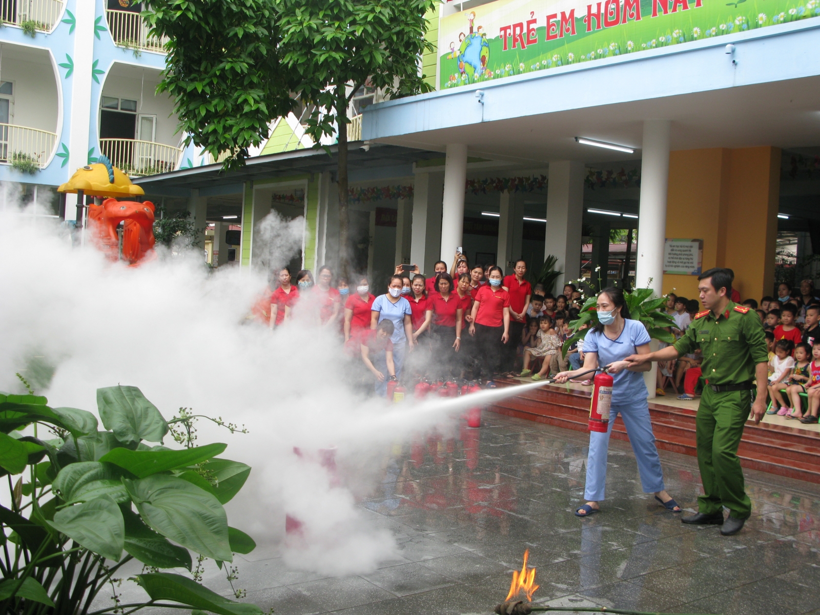 Cô, trò trường mầm non học kỹ năng phòng cháy chữa cháy