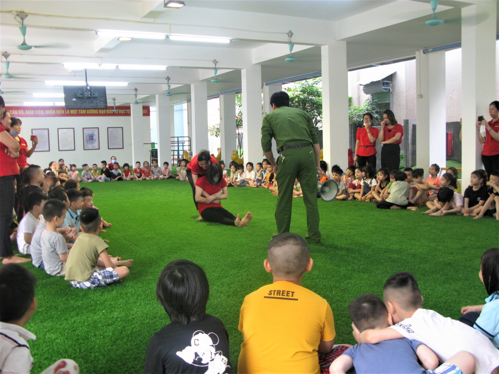 Cô, trò trường mầm non học kỹ năng phòng cháy chữa cháy - Ảnh minh hoạ 2