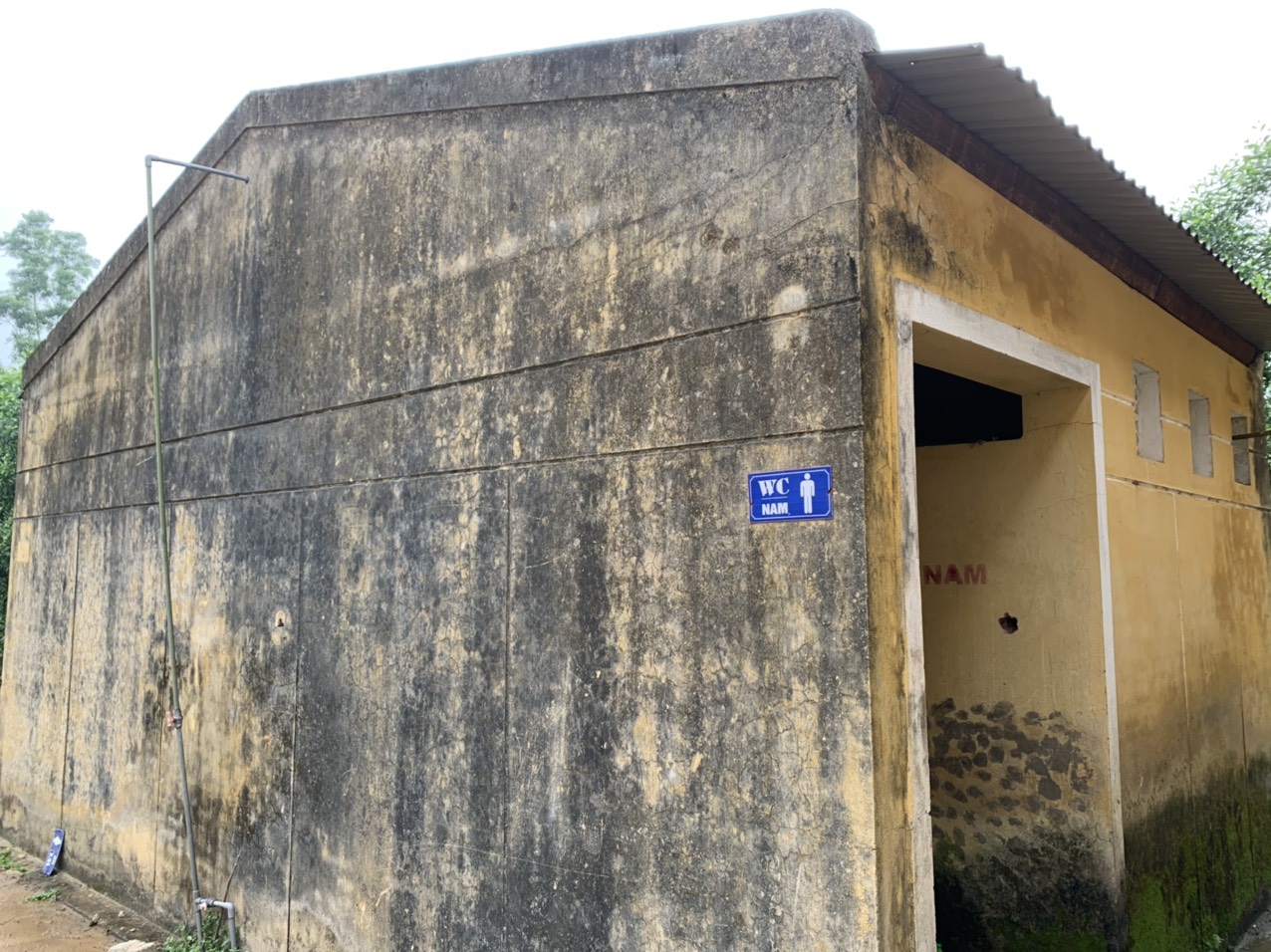 Minh Hóa, Quảng Bình: Nhà vệ sinh trường học xuống cấp, cần được đầu tư