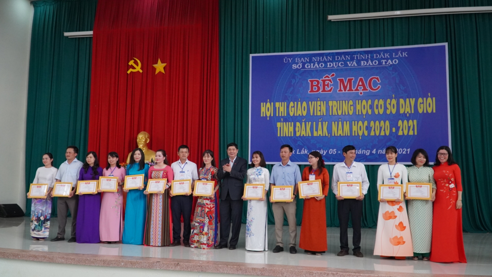 Đắk Lắk: Gần 400 giáo viên THCS được công nhận giáo viên dạy giỏi cấp tỉnh - Ảnh minh hoạ 3