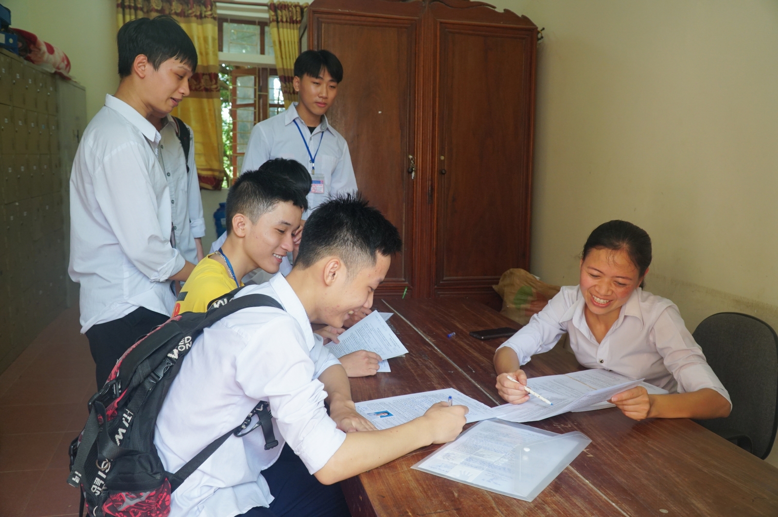 Nghệ An: Nhiều học sinh lớp 12 sớm nộp hồ sơ đăng ký dự thi trong ngày đầu tiên