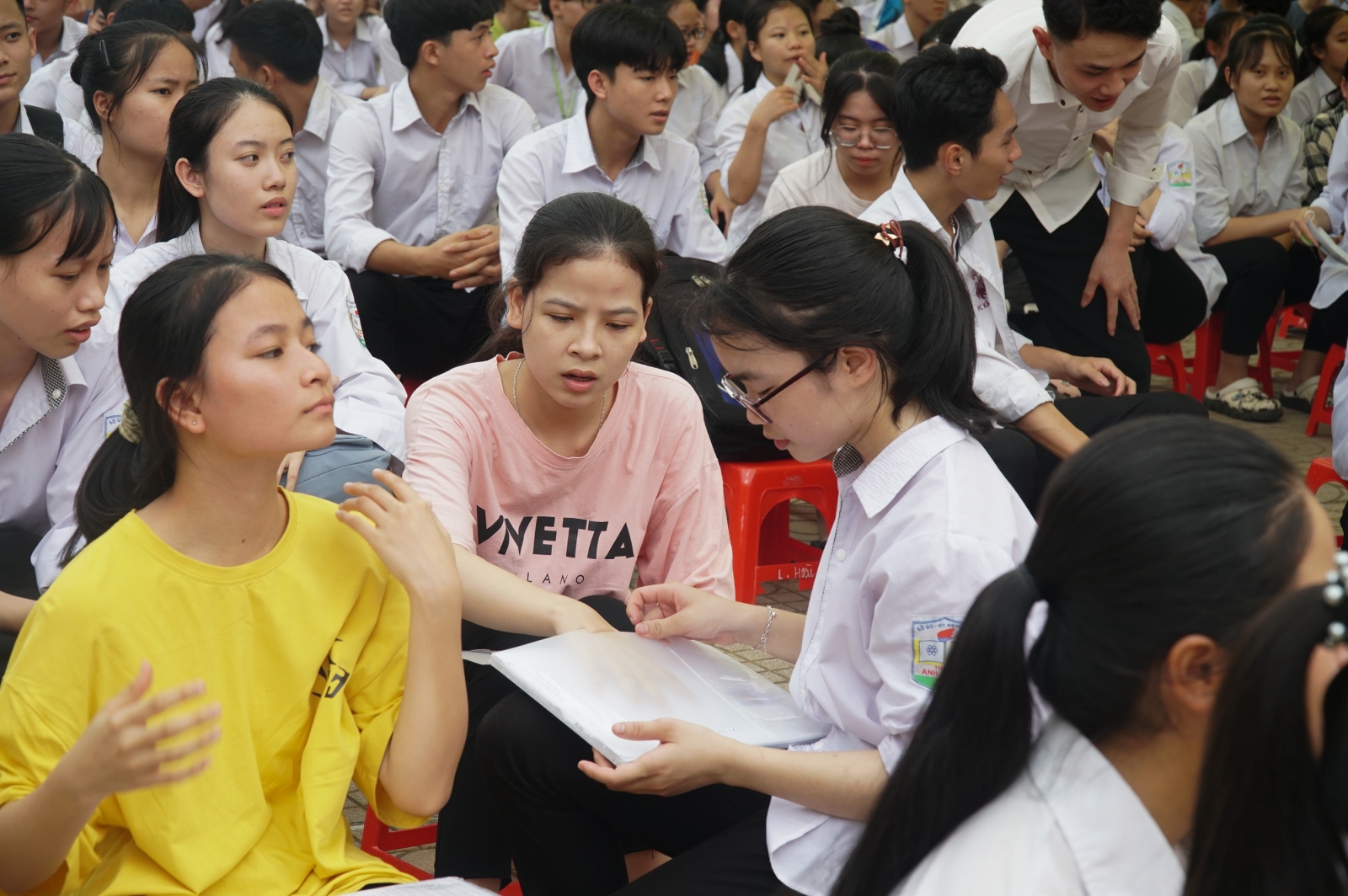 Nghệ An: Nhiều học sinh lớp 12 sớm nộp hồ sơ đăng ký dự thi trong ngày đầu tiên - Ảnh minh hoạ 3