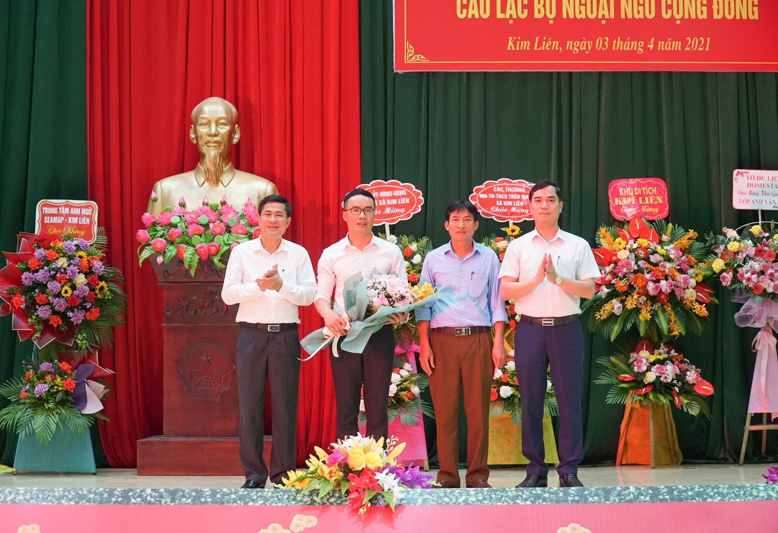 Khai giảng "CLB ngoại ngữ cộng đồng" miễn phí đầu tiên tại Nghệ An