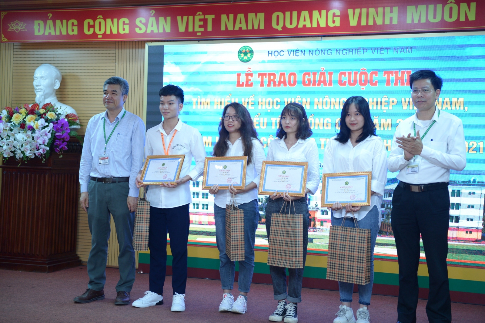 Học viện Nông nghiệp Việt Nam trao giải Cuộc thi tìm hiểu công tác tuyển sinh 2021