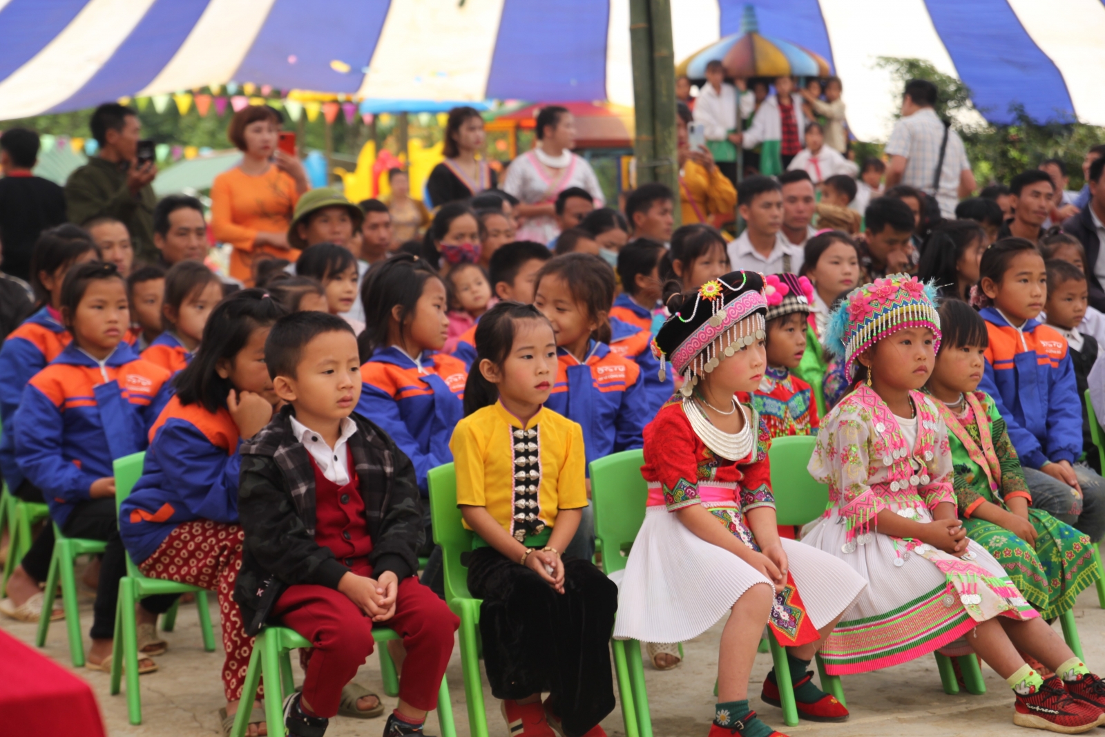 Thứ trưởng Ngô Thị Minh trao quà cho thầy trò vùng cao Điện Biên Đông - Ảnh minh hoạ 5