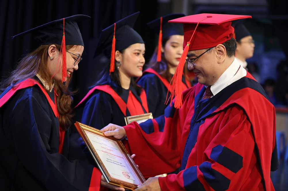 UEF trao bằng tốt nghiệp cho hơn 700 cử nhân, thạc sĩ