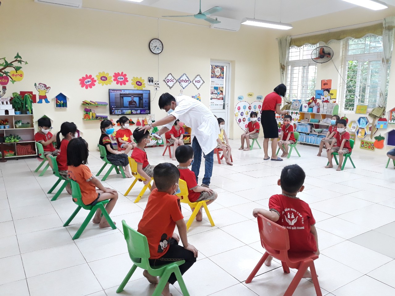 Học sinh TP Bắc Giang trở lại trường sau nghỉ lễ, rà soát F1, F2 phòng dịch - Ảnh minh hoạ 3