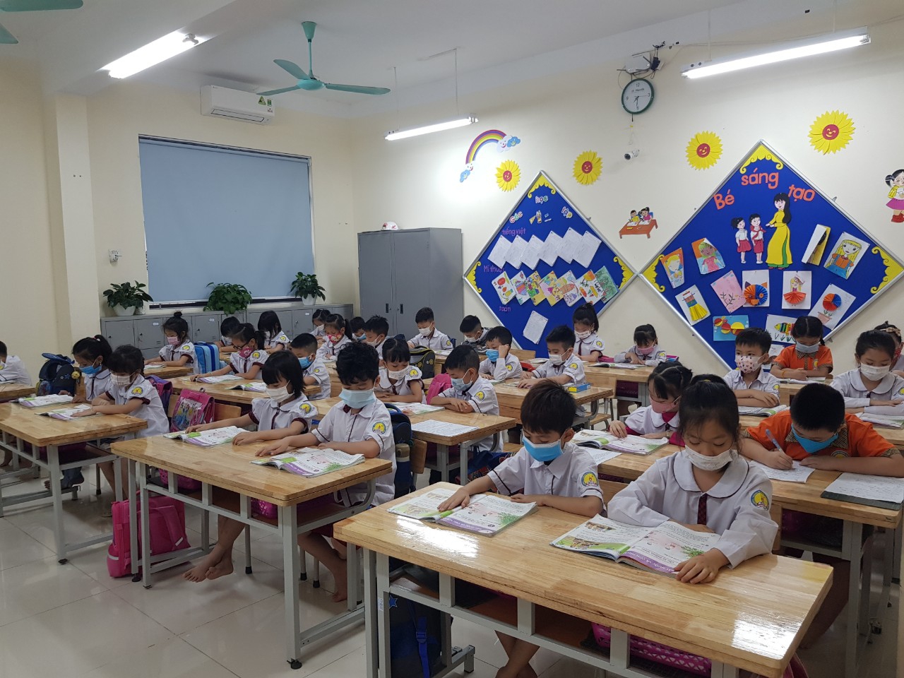 Học sinh TP Bắc Giang trở lại trường sau nghỉ lễ, rà soát F1, F2 phòng dịch