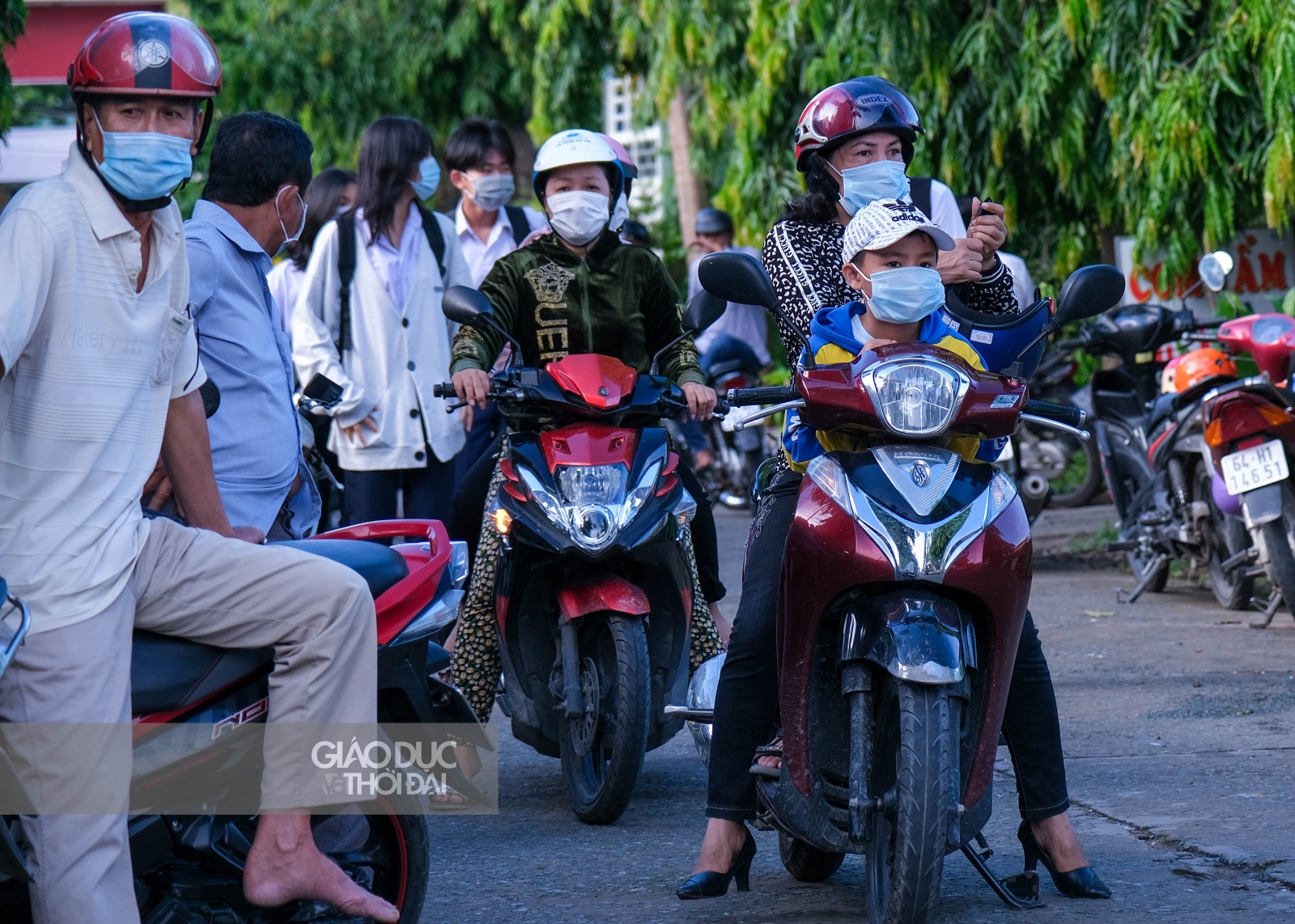 Hình ảnh học sinh Vĩnh Long được phòng dịch nghiêm ngặt trong ngày thi vào lớp 10 - Ảnh minh hoạ 3