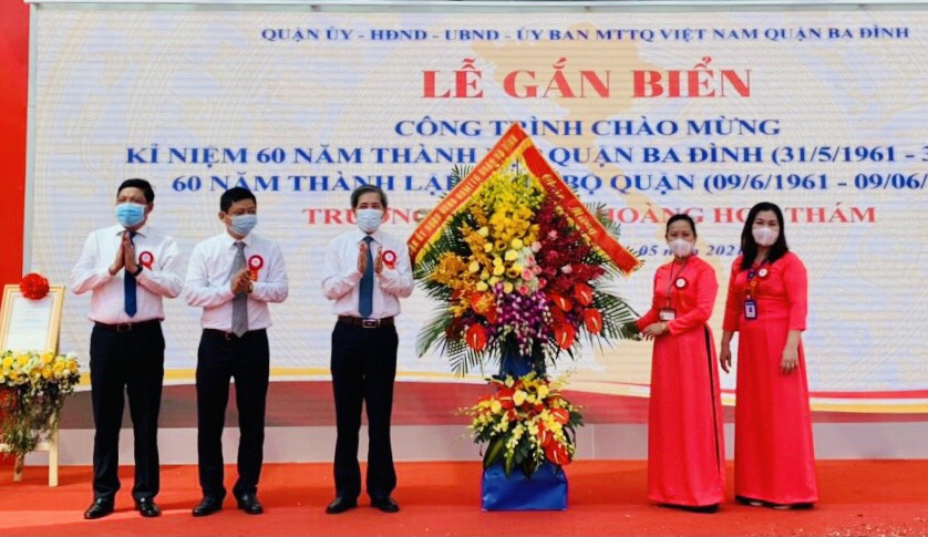 Hà Nội: Gắn biển công trình trường học chào mừng 60 năm thành lập quận Ba Đình