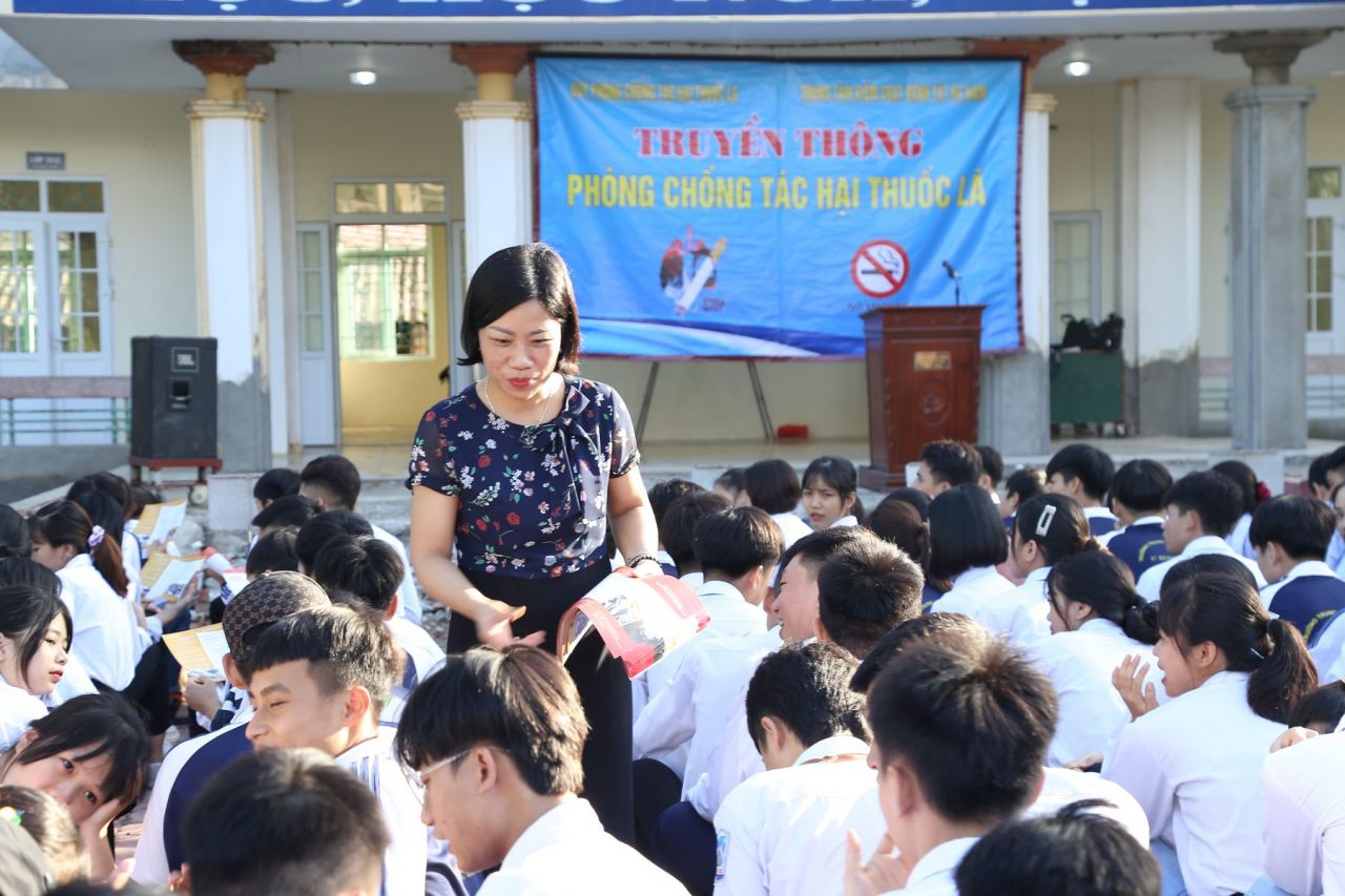 Đưa tiêu chí không hút thuốc lá vào tiêu chuẩn thi đua trong cơ sở giáo dục