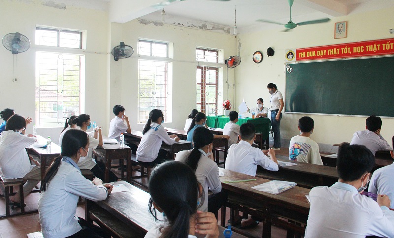 Hà Tĩnh: Tạm dừng chấm thi vào lớp 10, học sinh lớp 12 ôn thi trực tuyến