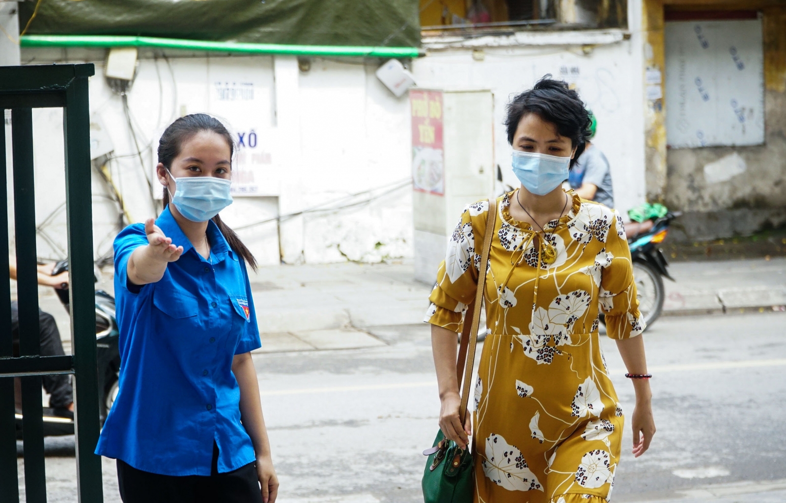 Điểm chờ cho phụ huynh Hà Nội đưa con đi thi thưa thớt, vắng vẻ - Ảnh minh hoạ 4