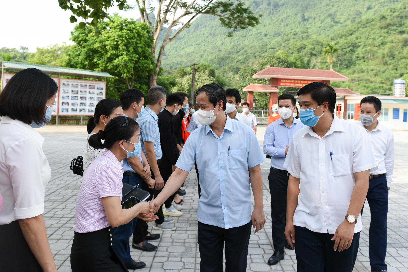 Bộ trưởng Nguyễn Kim Sơn: “Dù vào đại học hay không, mong các em tự tin để phát triển bản thân” - Ảnh minh hoạ 3