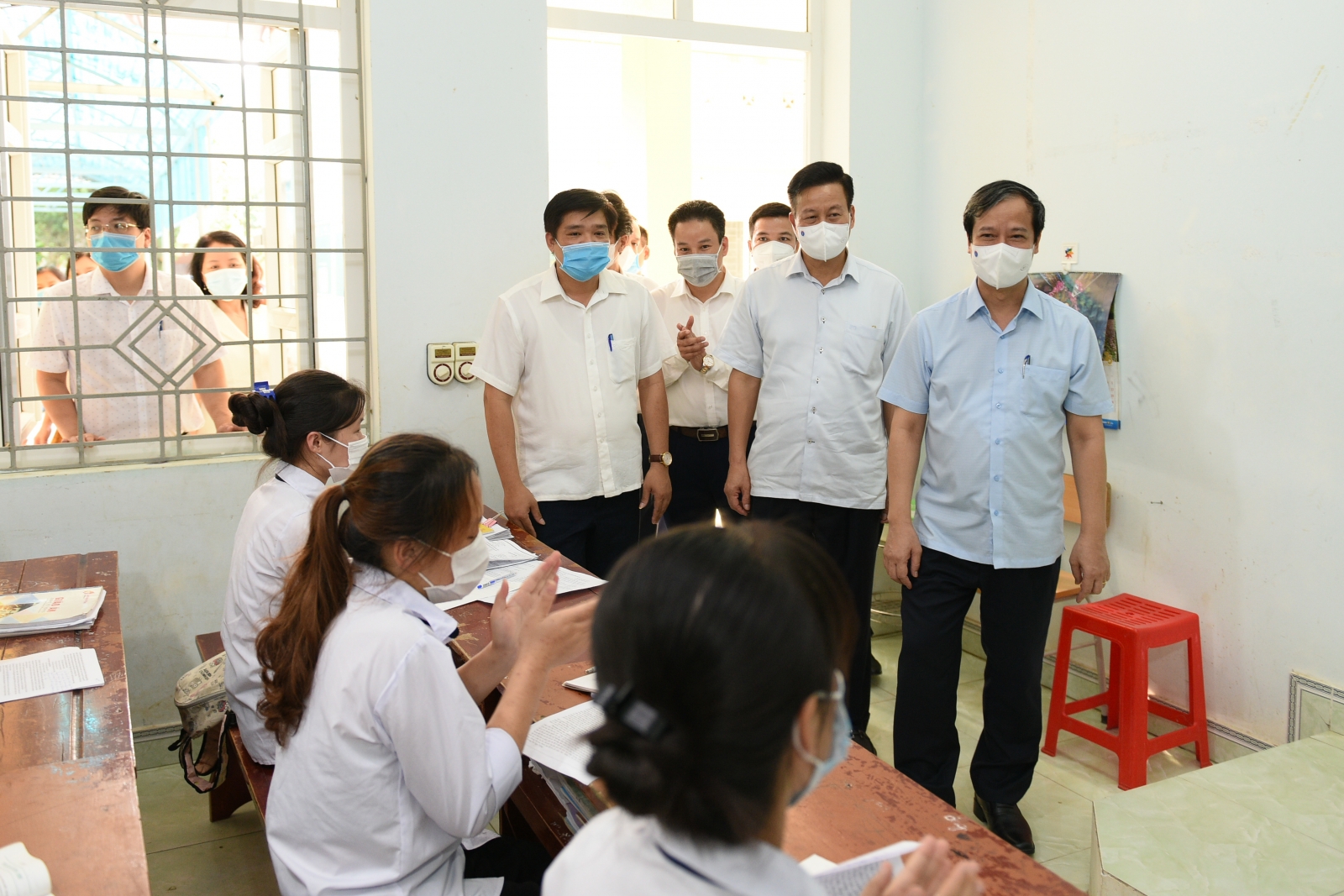 Bộ trưởng Nguyễn Kim Sơn: “Dù vào đại học hay không, mong các em tự tin để phát triển bản thân” - Ảnh minh hoạ 5