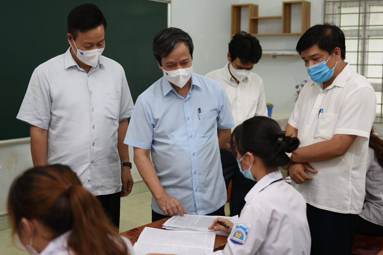 Bộ trưởng Nguyễn Kim Sơn: “Dù vào đại học hay không, mong các em tự tin để phát triển bản thân”