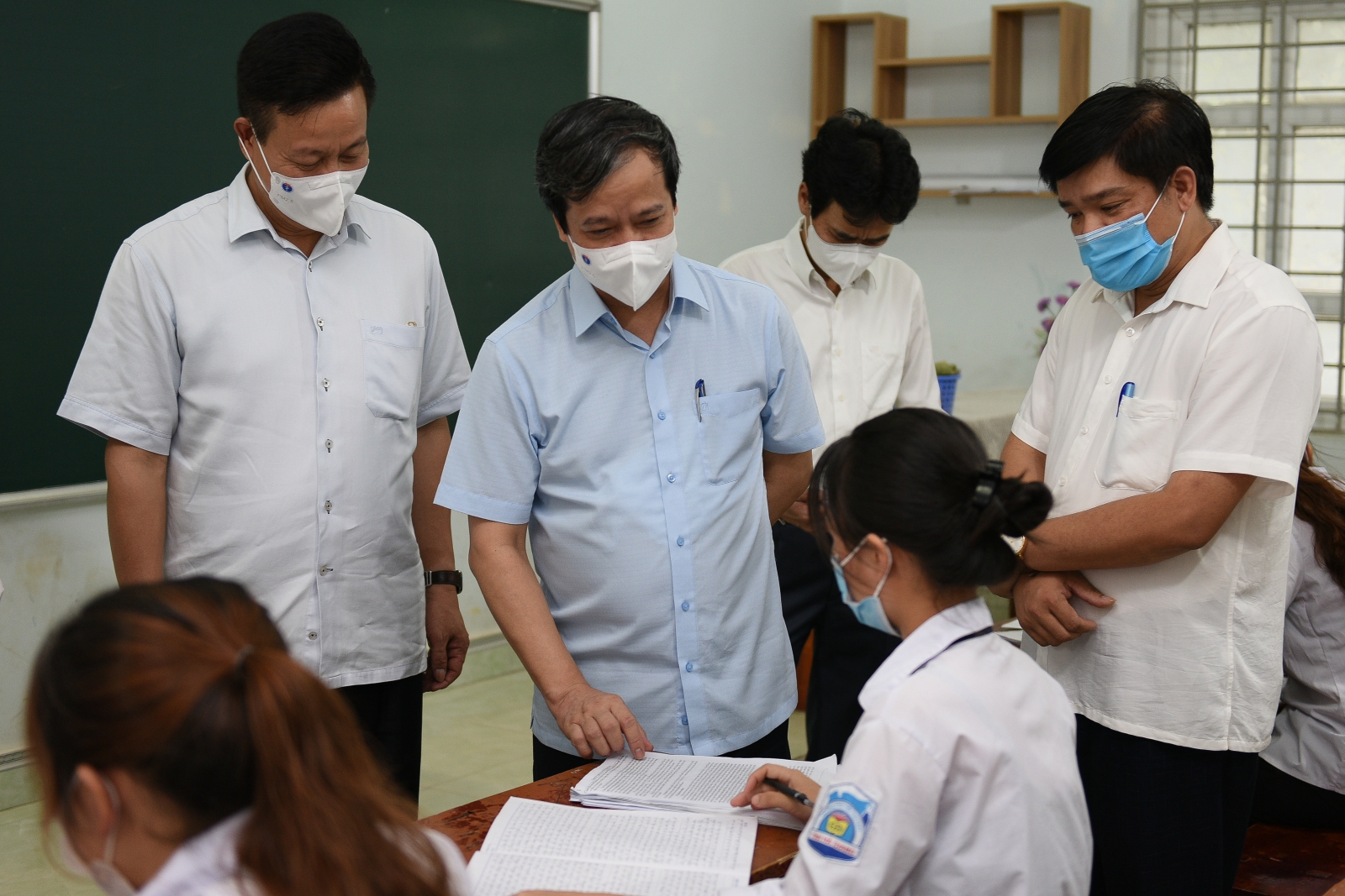 Bộ trưởng Nguyễn Kim Sơn: “Dù vào đại học hay không, mong các em tự tin để phát triển bản thân” - Ảnh minh hoạ 6