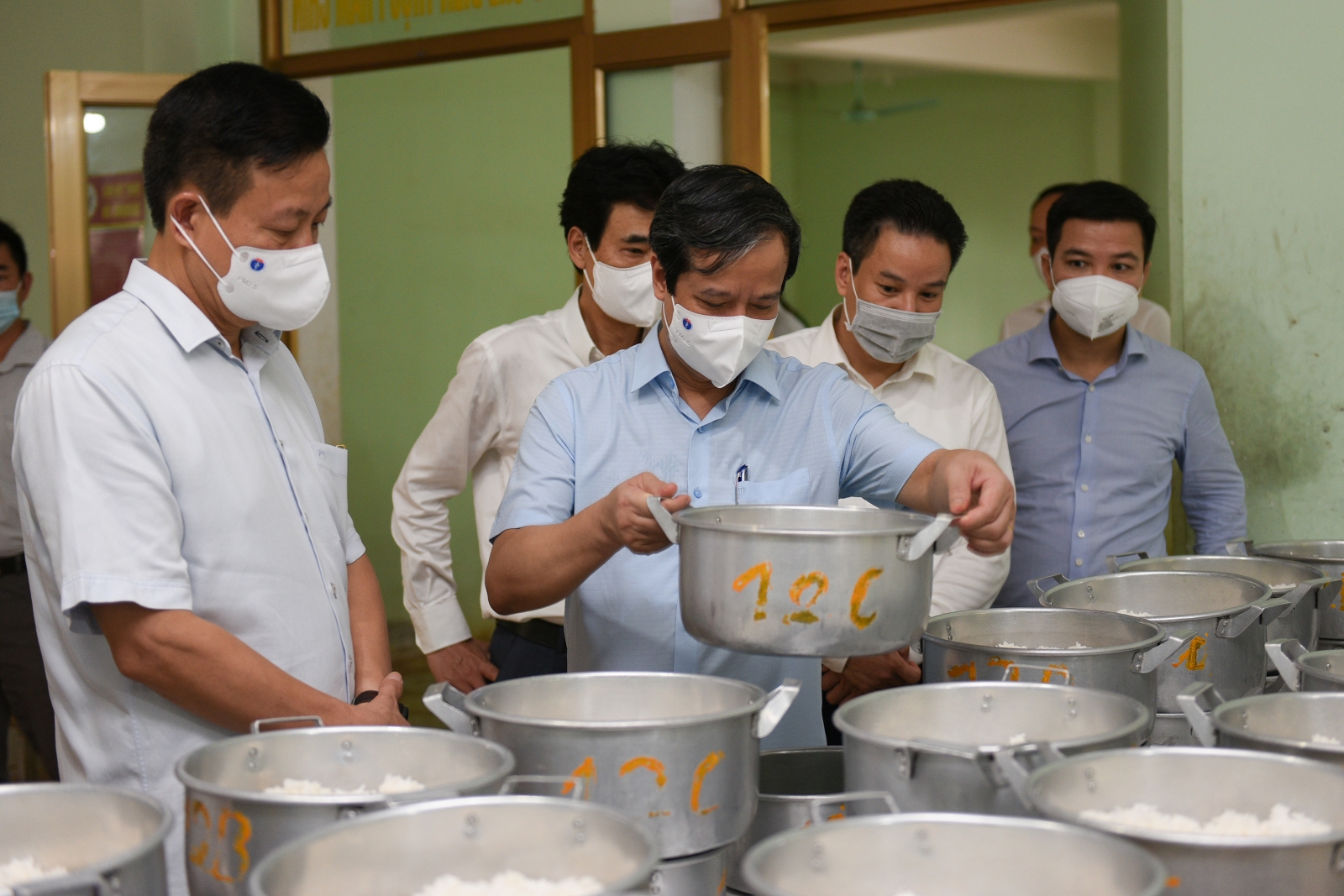 Bộ trưởng Nguyễn Kim Sơn: “Dù vào đại học hay không, mong các em tự tin để phát triển bản thân” - Ảnh minh hoạ 7