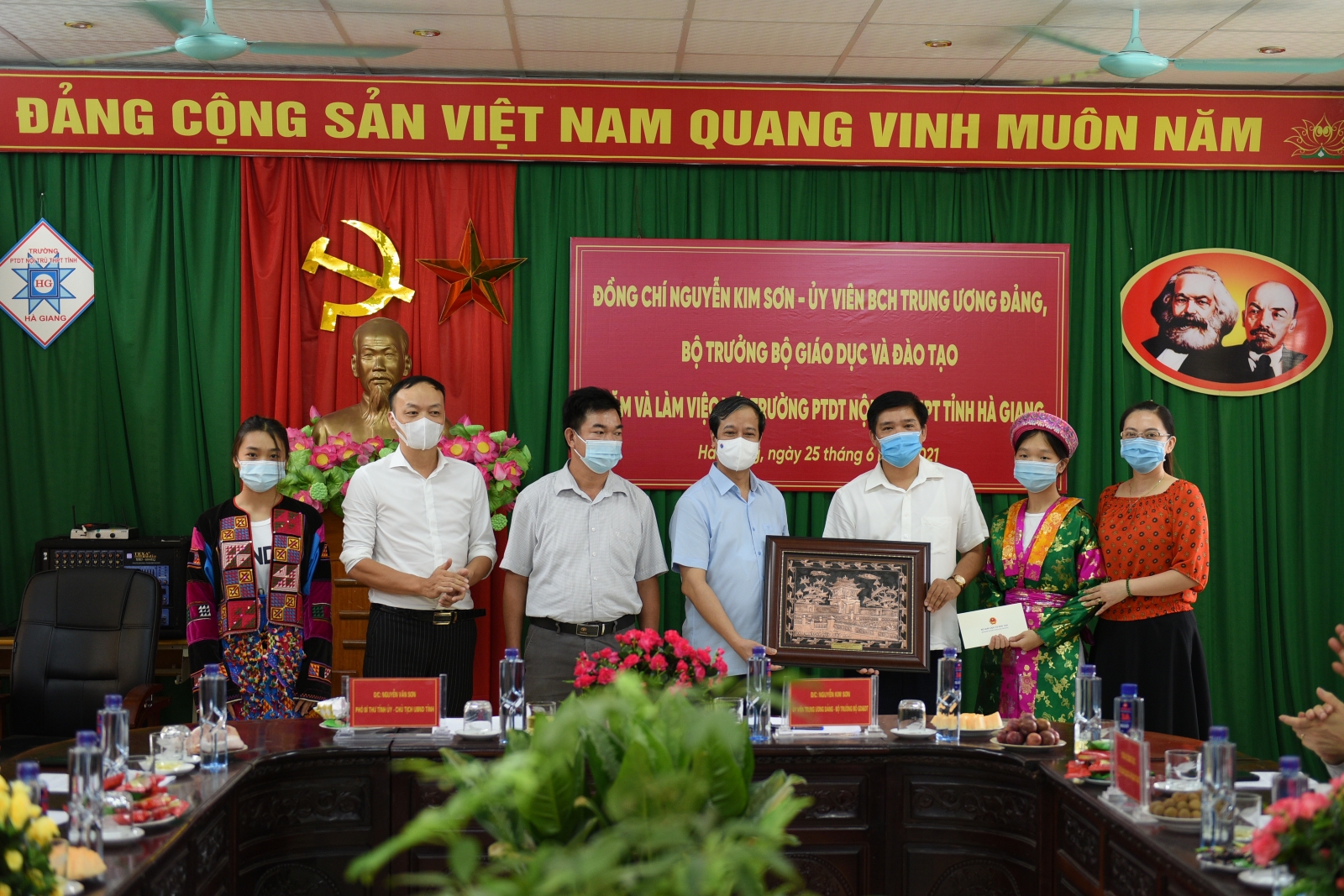 Bộ trưởng Nguyễn Kim Sơn: “Dù vào đại học hay không, mong các em tự tin để phát triển bản thân” - Ảnh minh hoạ 9