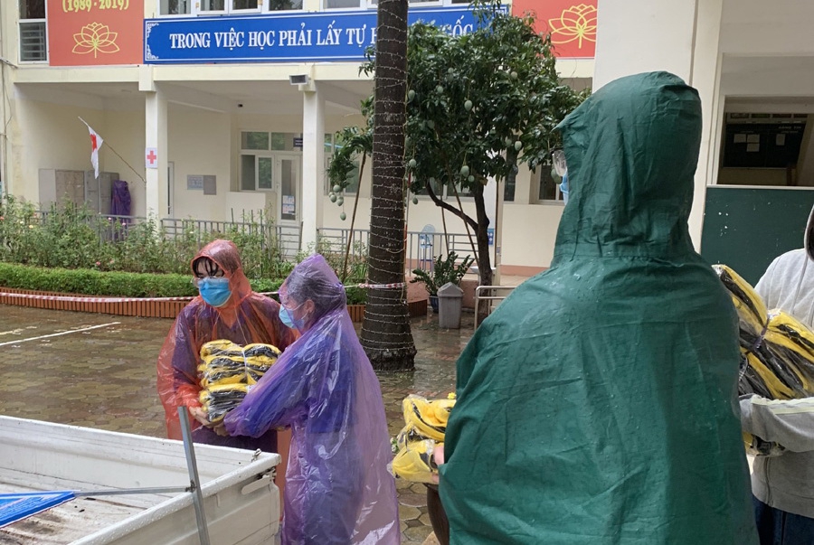 Trường học chi viện hàng trăm bộ quần áo đồng phục giúp thí sinh bị ướt mưa