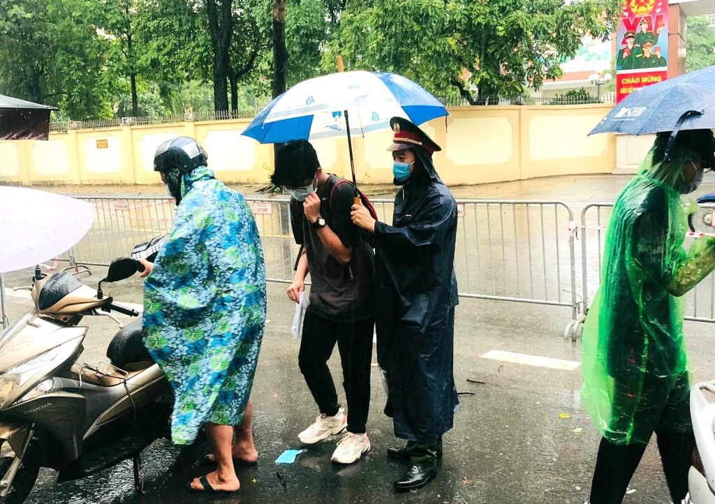 Trường học chi viện hàng trăm bộ quần áo đồng phục giúp thí sinh bị ướt mưa - Ảnh minh hoạ 2