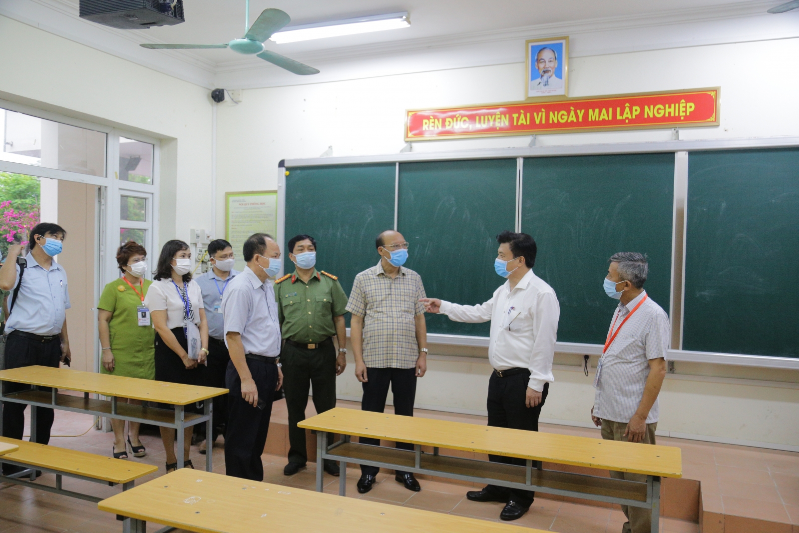 Thứ trưởng Nguyễn Hữu Độ: Đảm bảo mục tiêu kép an toàn, nghiêm túc cho Kỳ thi tốt nghiệp THPT - Ảnh minh hoạ 4