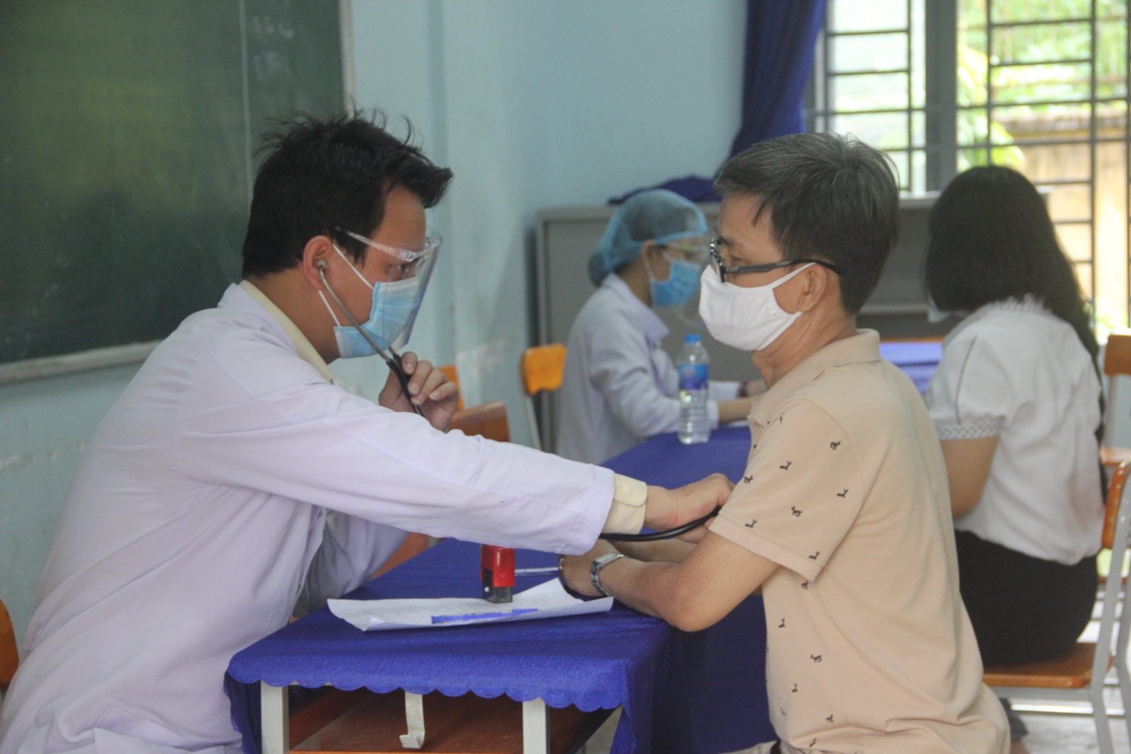 Hình ảnh giáo viên tại TP.HCM bắt đầu tiêm vắc xin phòng Covid-19 - Ảnh minh hoạ 3