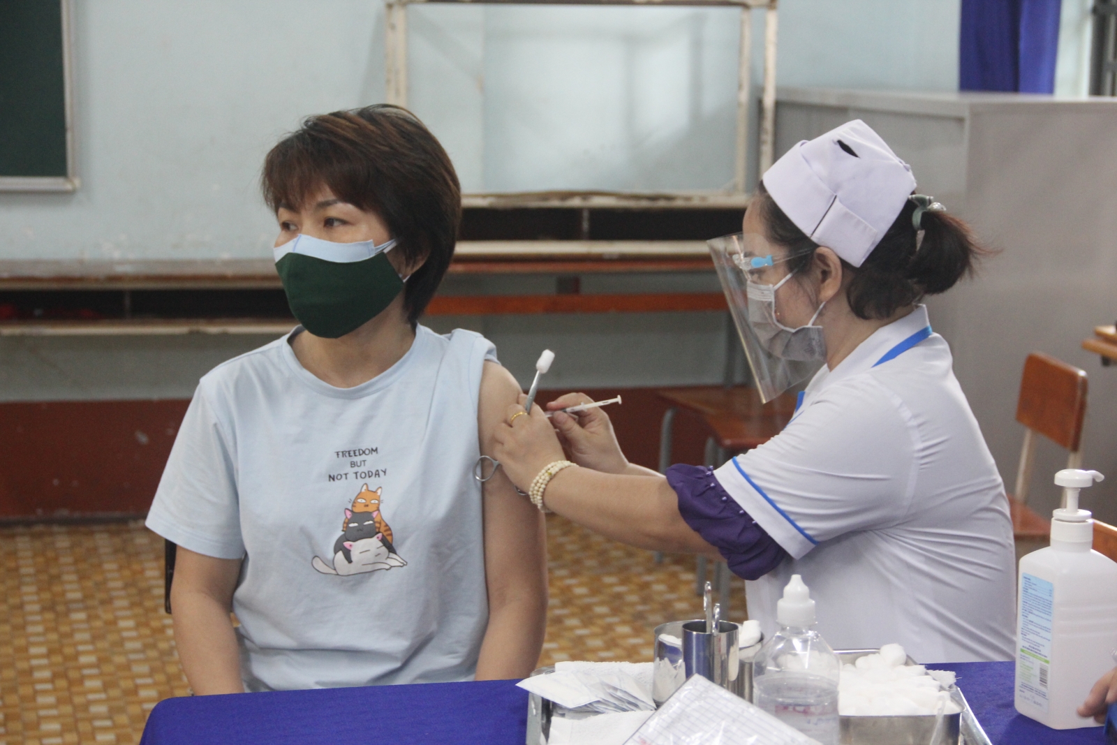 Hình ảnh giáo viên tại TP.HCM bắt đầu tiêm vắc xin phòng Covid-19 - Ảnh minh hoạ 6