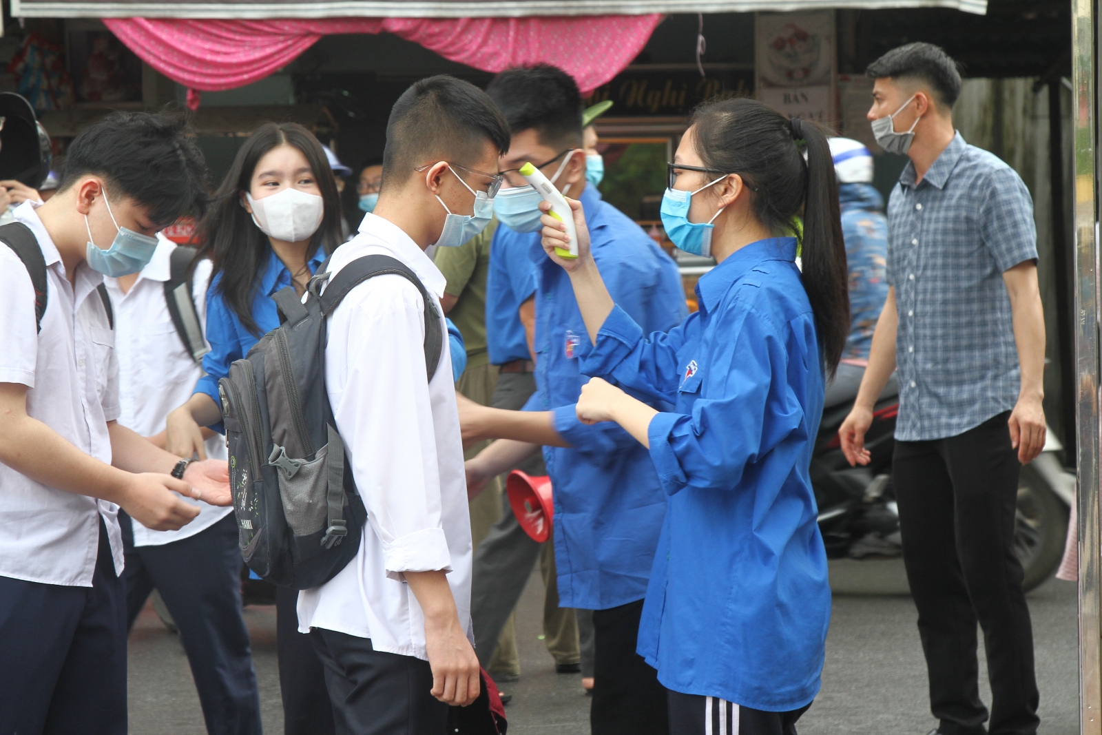 Hải Phòng: Xe chuyên dụng đón 9 thí sinh đến hội đồng thi 