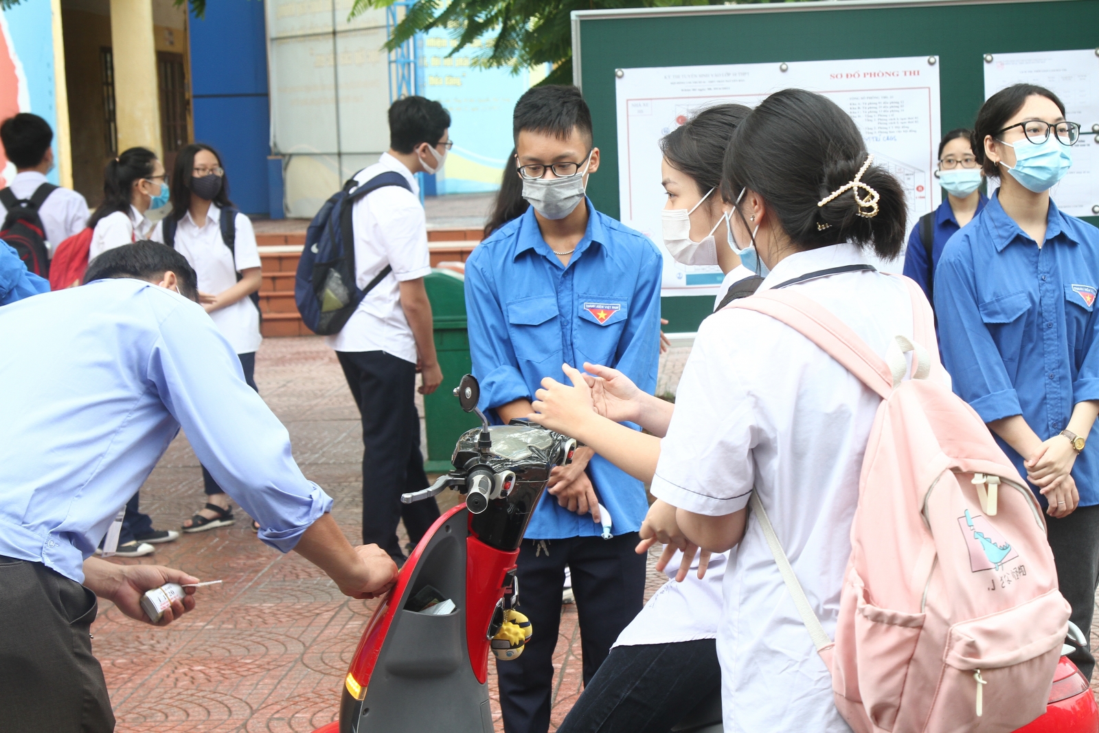 Hải Phòng: Xe chuyên dụng đón 9 thí sinh đến hội đồng thi 