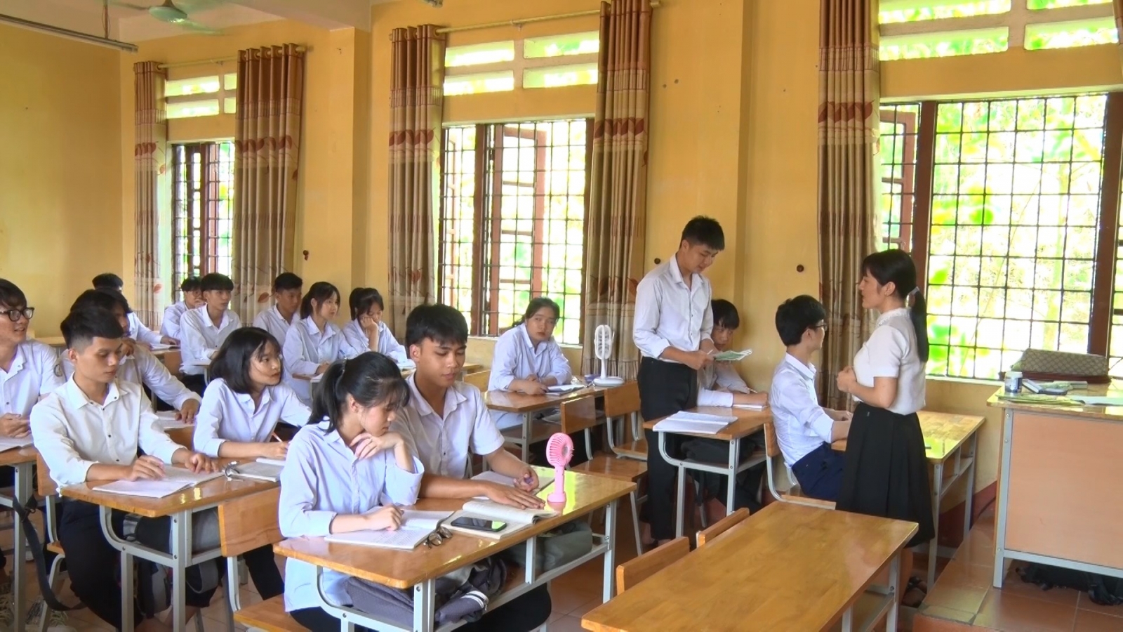 Hối hả ôn thi tốt nghiệp trung học phổ thông cho học sinh nơi núi cao, biển đảo