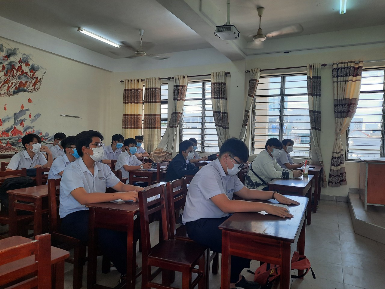 Hơn 13.000 thí sinh Đà Nẵng đeo khẩu trang y tế thi vào lớp 10 - Ảnh minh hoạ 5