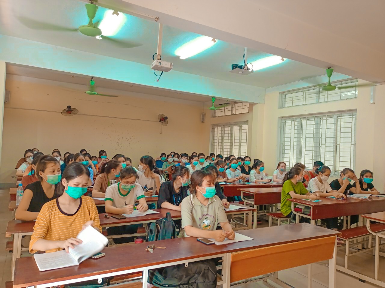 Hơn 1.000 lá đơn của sinh viên Y khoa Vinh xung phong vào tuyến đầu chống dịch - Ảnh minh hoạ 5