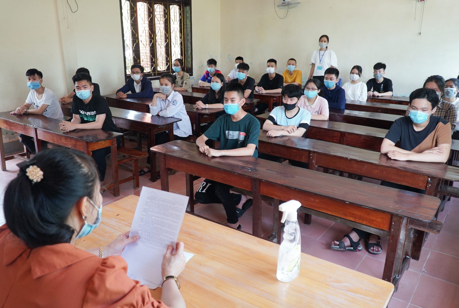 Nghệ An: Thí sinh nghiêm ngặt phòng dịch làm thủ tục dự thi tuyển sinh vào lớp 10
