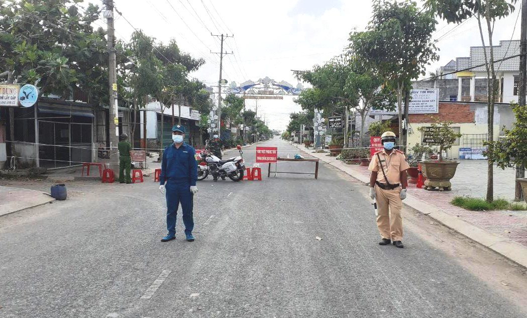 Trà Vinh: Thí sinh vùng bị phong tỏa mặc đồ bảo hộ, đi xe chuyên dụng tới điểm thi - Ảnh minh hoạ 2