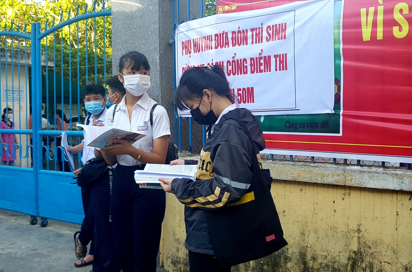 Hơn 13.000 thí sinh Đà Nẵng đeo khẩu trang y tế thi vào lớp 10 - Ảnh minh hoạ 3