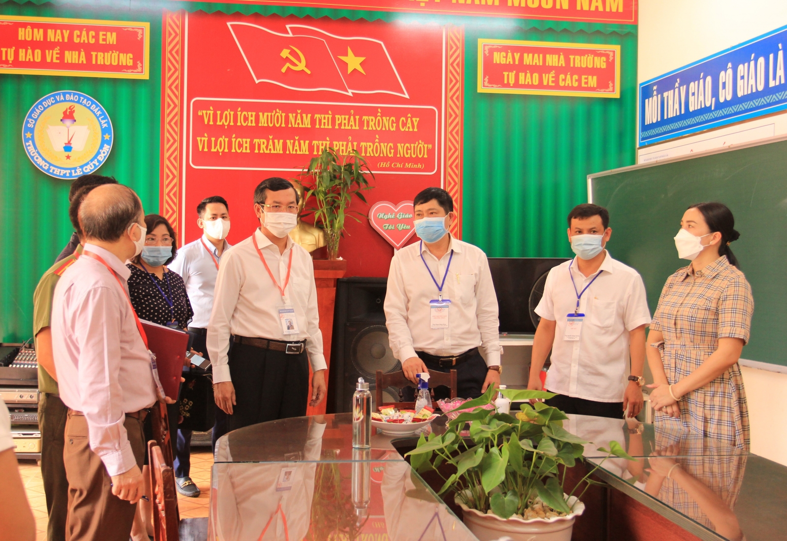 Thứ trưởng Nguyễn Văn Phúc kiểm tra chuẩn bị thi tốt nghiệp THPT tại Đắk Lắk