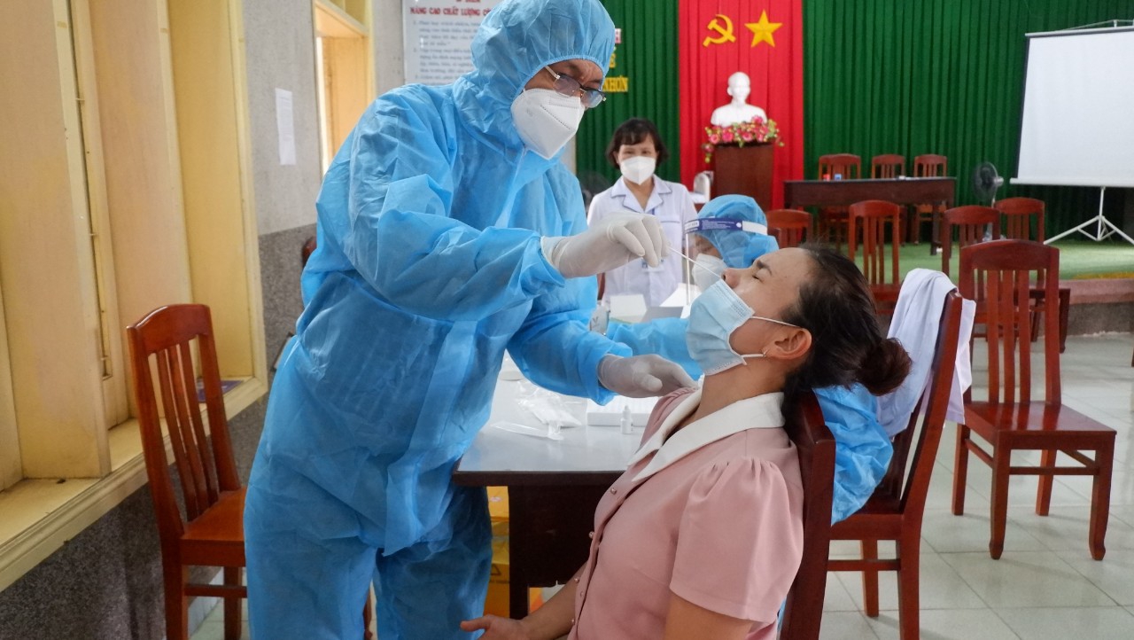 Bình Định: Test nhanh kháng nguyên SARS-CoV-2 cho lực lượng làm thi