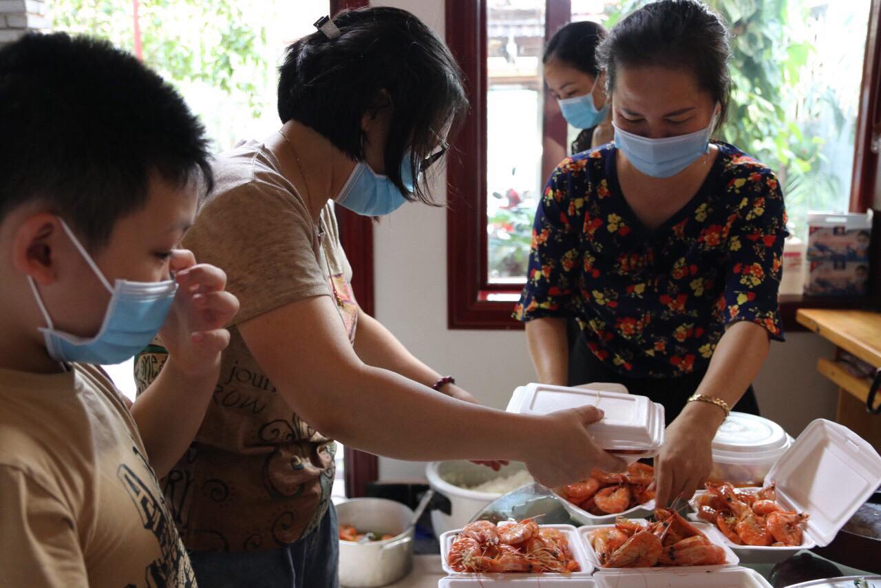 Chia sẻ cùng tuyến đầu chống dịch: Trao yêu thương vào nơi “chảo lửa” - Ảnh minh hoạ 2