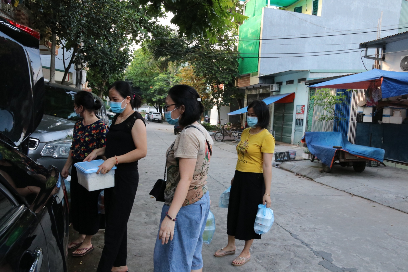 Chia sẻ cùng tuyến đầu chống dịch: Trao yêu thương vào nơi “chảo lửa” - Ảnh minh hoạ 6