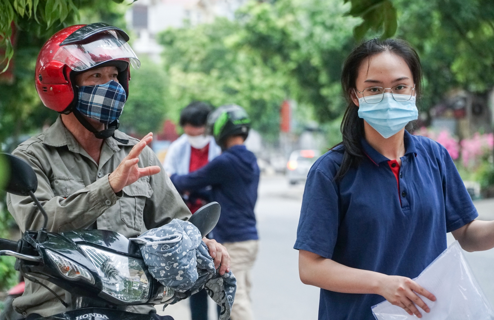 Xúc cảm ngày đưa con tới trường thi