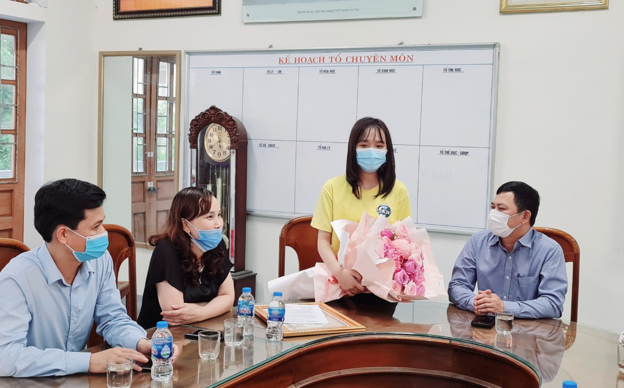 Chủ tịch UBND tỉnh Hà Tĩnh tặng bằng khen cho nữ thủ khoa khối B toàn quốc - Ảnh minh hoạ 2