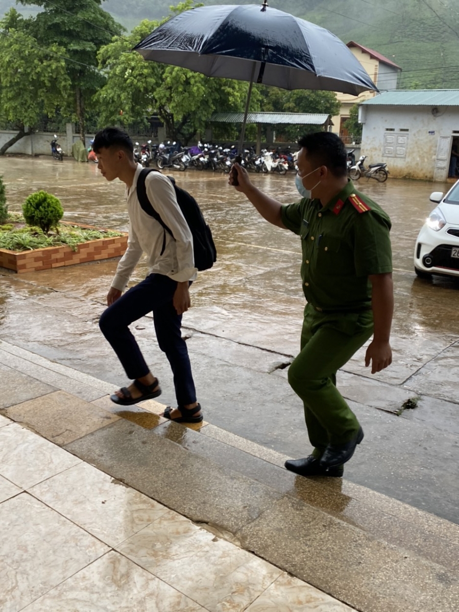 Sơn La: Trưởng Công an xã kịp hỗ trợ thí sinh đến trường thi 5 phút trước giờ bóc đề - Ảnh minh hoạ 2