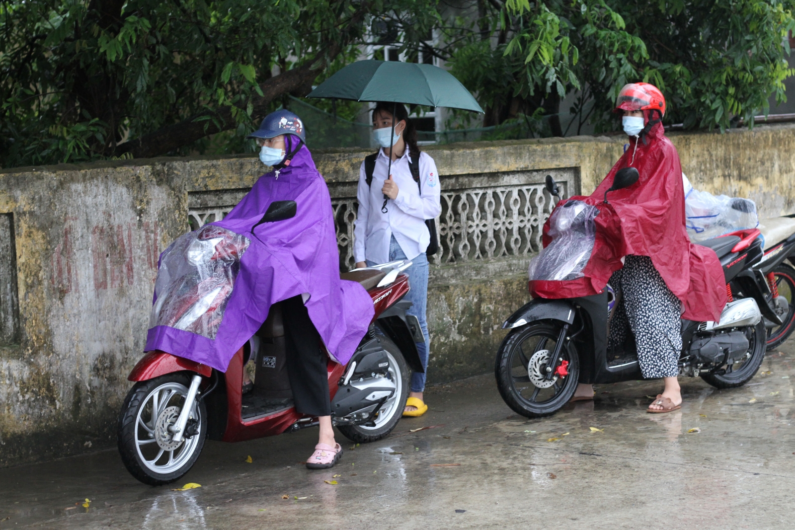 Phụ huynh trông ngóng thí sinh tại 