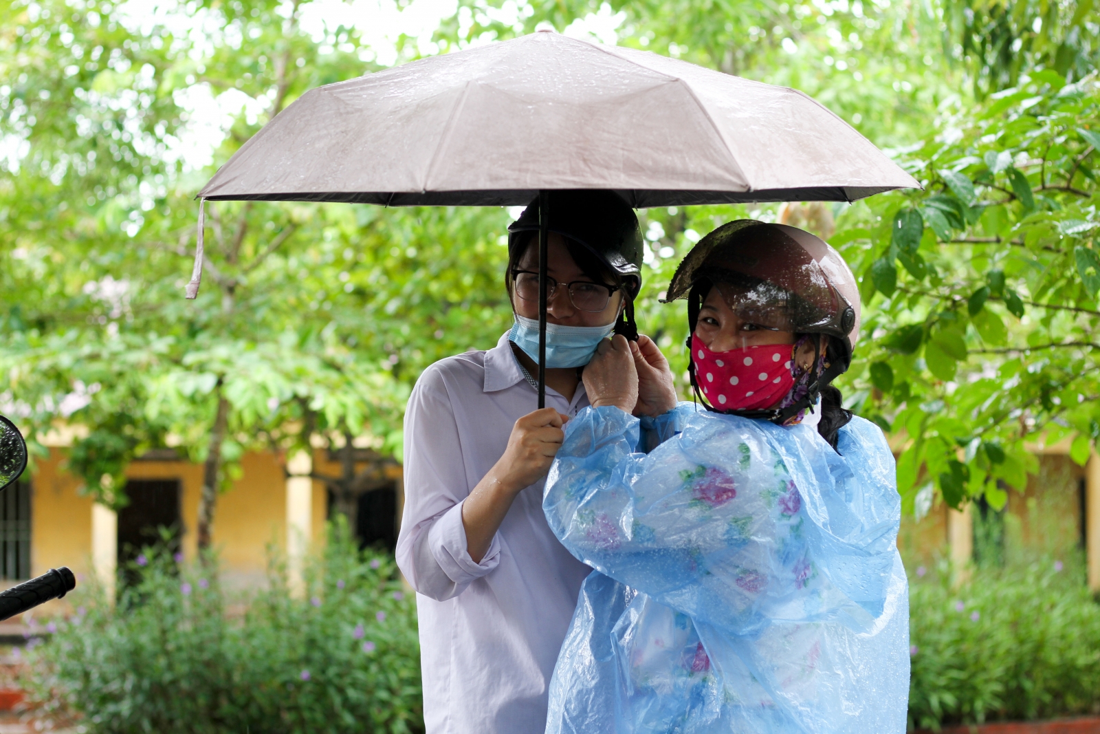 Phụ huynh đội mưa tầm tã đưa con đi thi ở Thái Bình: "Con dù lớn vẫn là con của mẹ..."