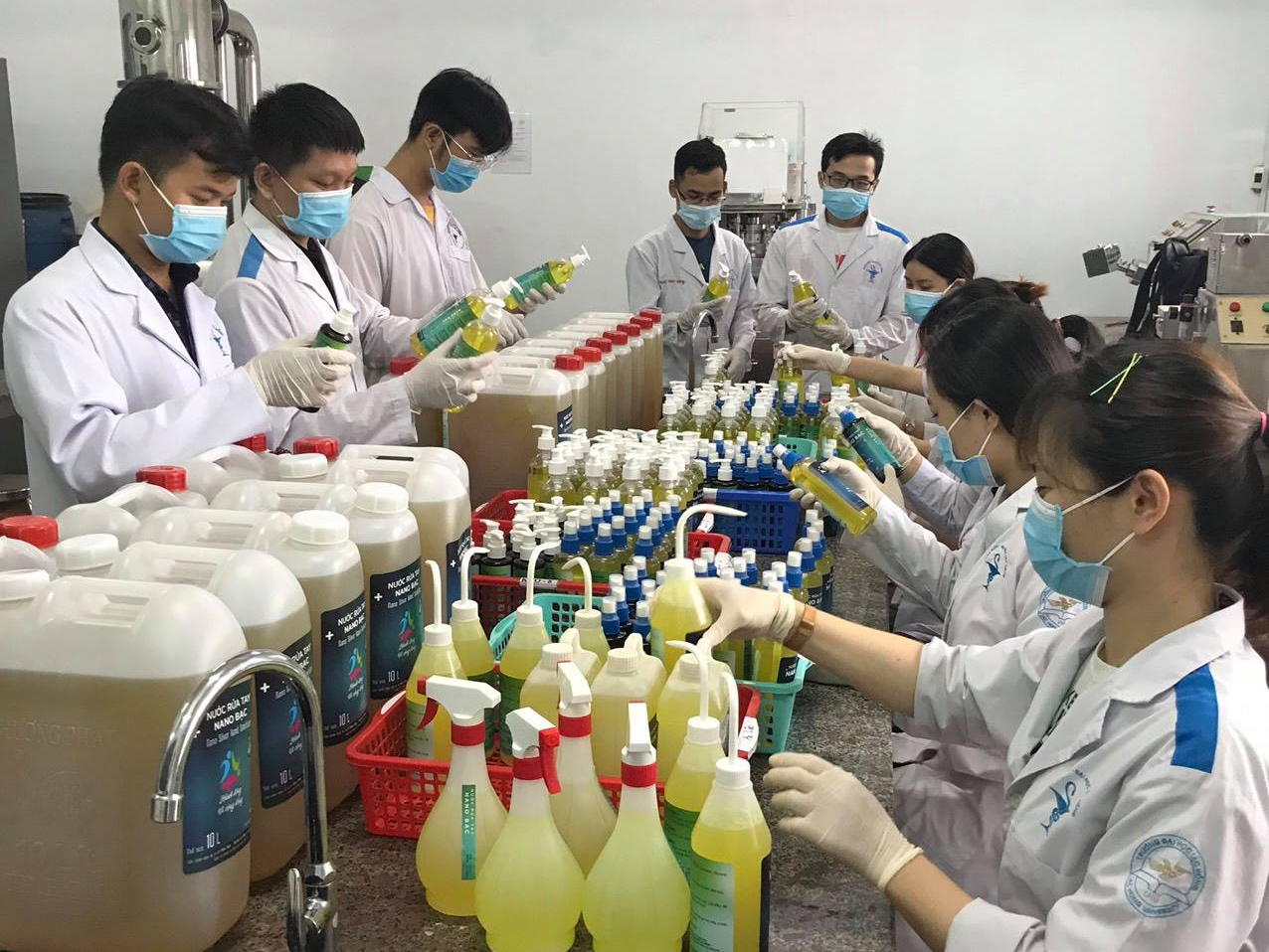 3.400 chai dung dịch rửa tay sát khuẩn đến với người dân  Phú Yên, Bình Định