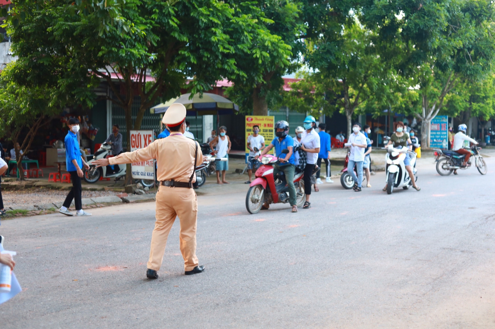 Hơn 99,2% thí sinh Bắc Giang dự thi ngày đầu Kỳ thi tuyển sinh vào lớp 10 - Ảnh minh hoạ 5