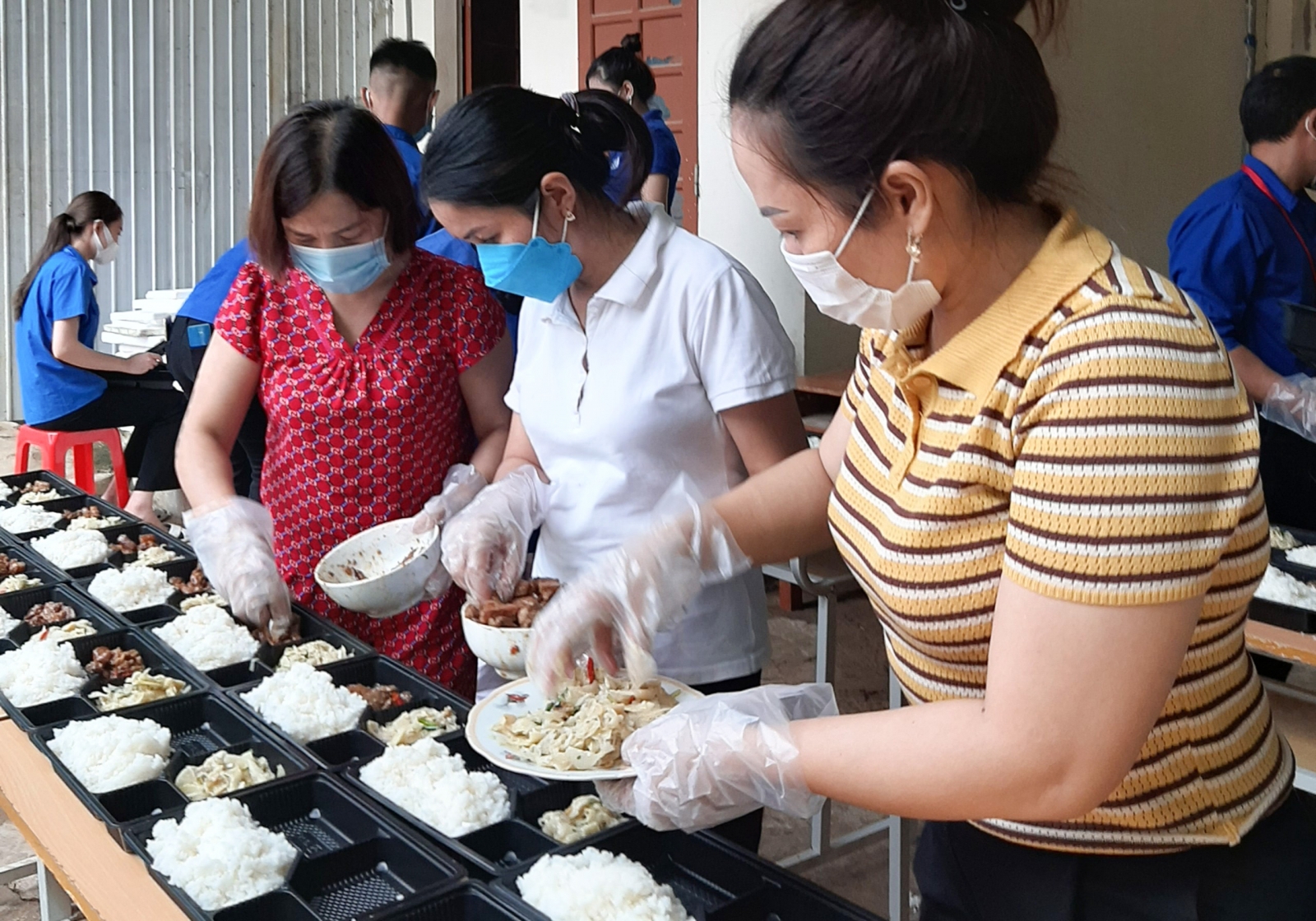 Nghệ An: Rời phòng thi, thí sinh khó khăn được trao tay suất cơm miễn phí - Ảnh minh hoạ 2