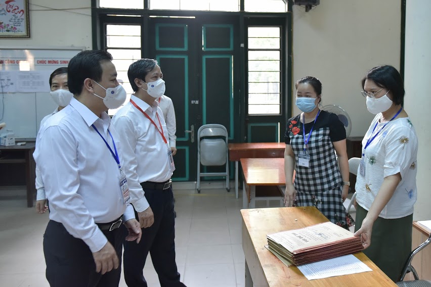 Bộ trưởng Nguyễn Kim Sơn kiểm tra tại điểm thi Trường THPT Chu Văn An, Hà Nội