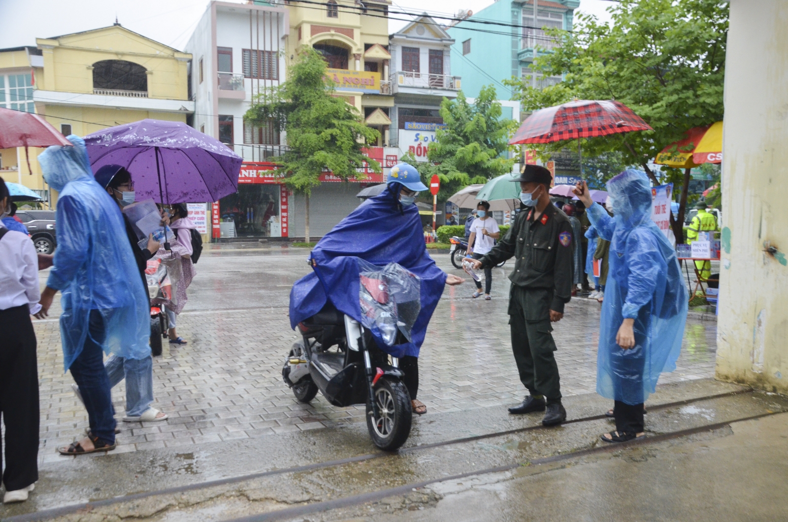 Phòng dịch nghiêm ngặt ngay cả khi trời mưa to